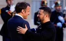 Ông Zelensky đến Pháp, ông Macron hứa tặng thêm hàng chục xe tăng