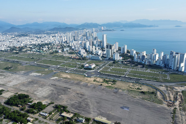 Sân bay Nha Trang ngổn ngang, cỏ mọc um tùm sau 8 năm được giao đất