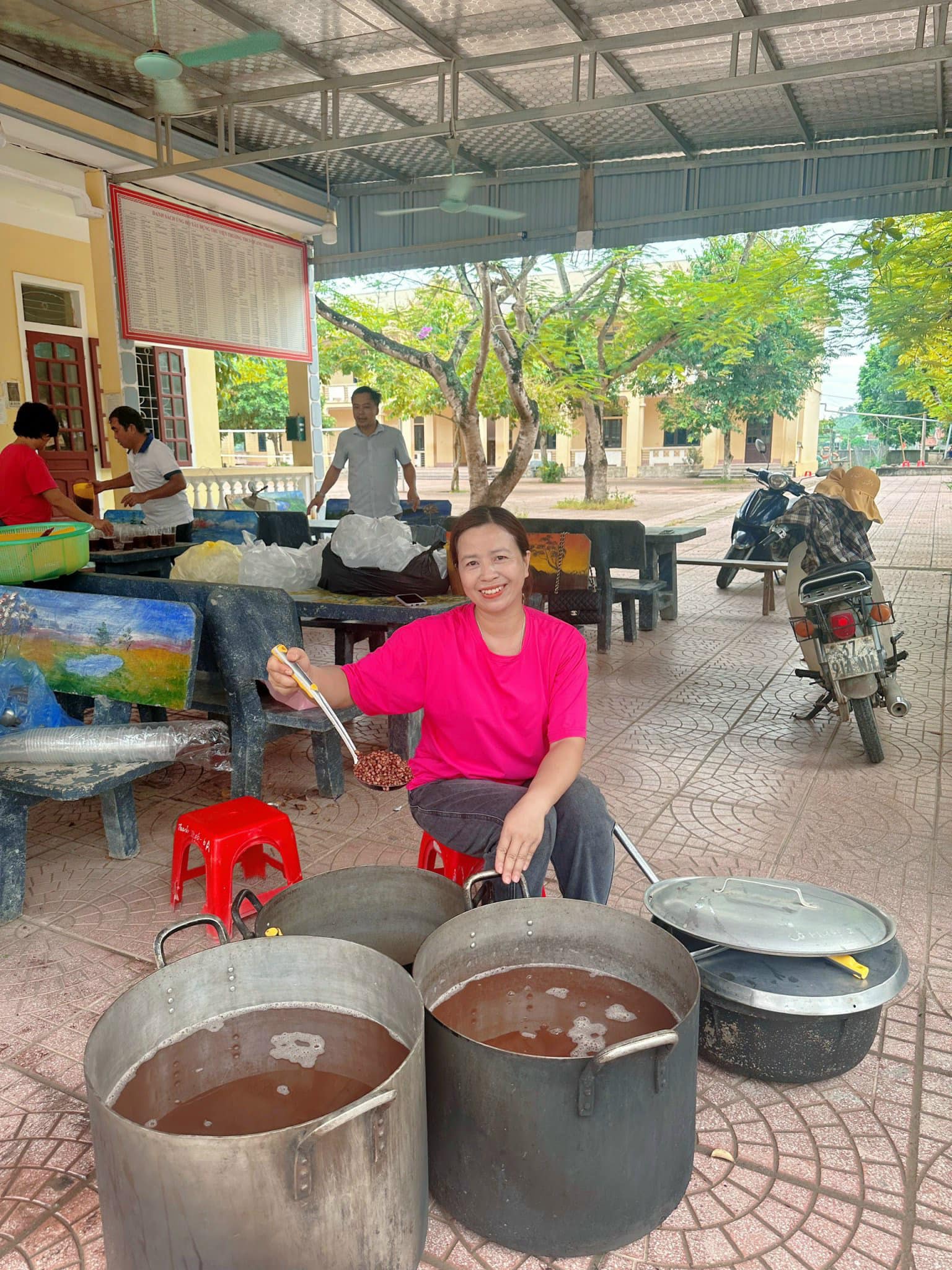 Ấm lòng thầy cô ép nước mía, nấu chè tiếp sức học sinh ôn thi